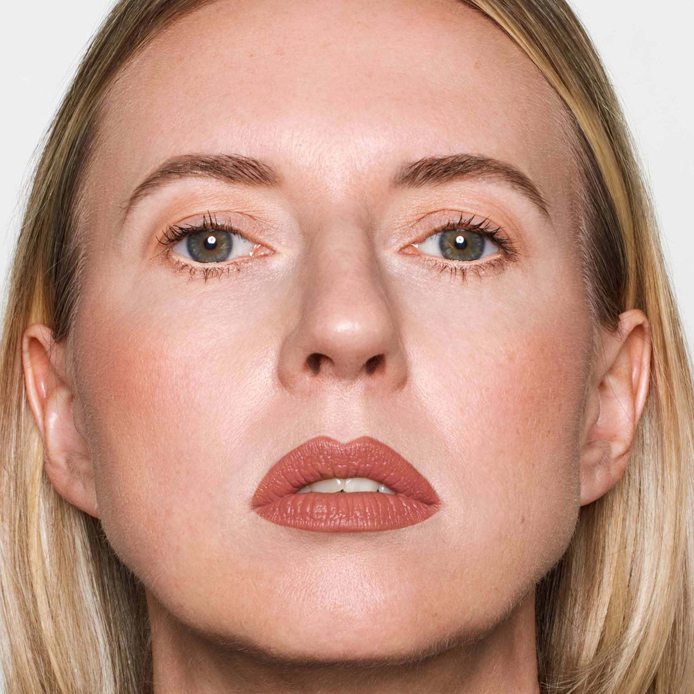 Velvet Love Matte Hyaluronic Long-Lasting Lipstick (Zoe)