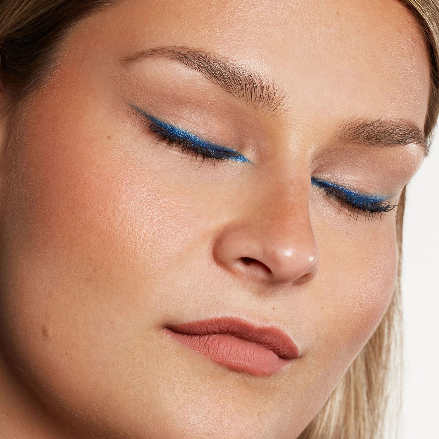 Velvet Love Eyeliner Pencil (Metallic Marine Blue) Main Image featured